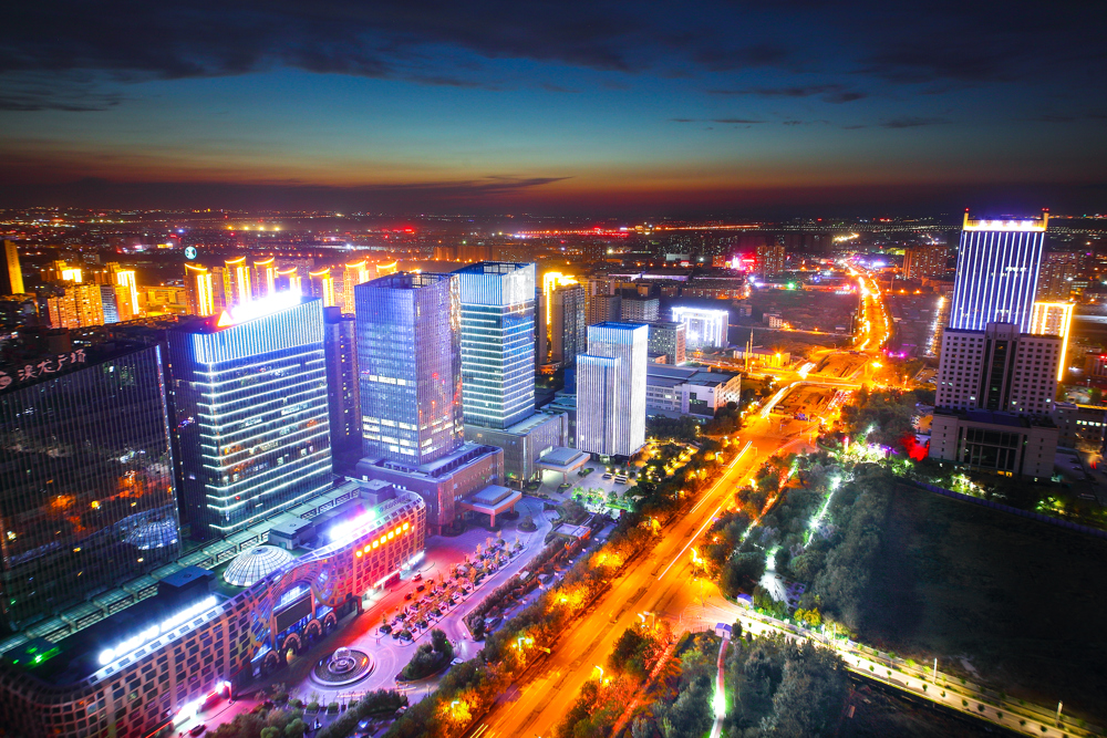 长春路两侧澳龙广场和上海大厦夜景