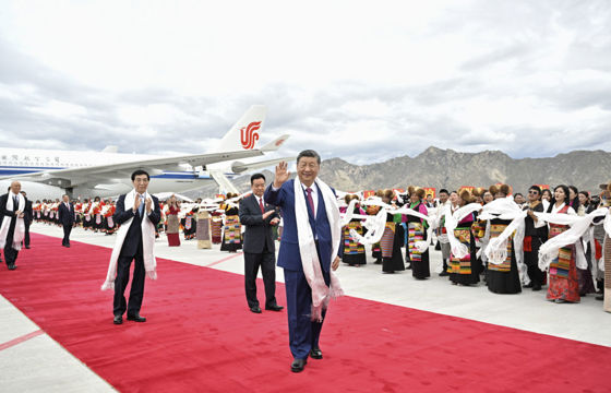 习近平率中央代表团抵达拉萨出席西藏自治区成立60周年庆祝活动
