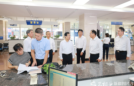 陈小江艾尔肯·吐尼亚孜在自治区人力资源和社会保障厅调研座谈